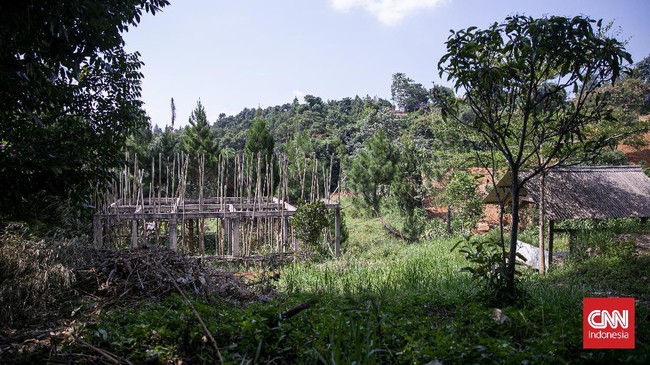 Sengketa lahan di Bojong Koneng tak hanya melibatkan Rocky Gerung. Warga di sana pun kena somasi. Mereka kini melawan Sentul City lewat jalur pengadilan.