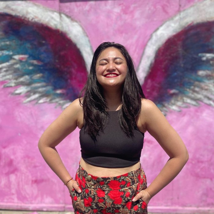 Perempuan berusia 32 tahun ini tampil matching dengan crop top hitam yang dipadukan dengan setelan bermotif mawar. Ia terlihat begitu percaya diri dengan penampilannya tersebut. (Instagram.com/marshanda99)