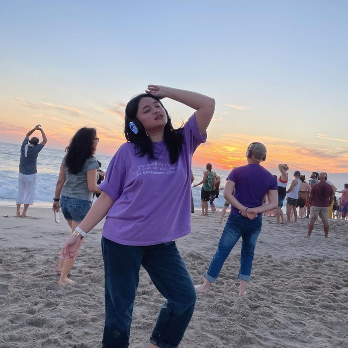 Tampil sederhana hanya dengan jeans dan kaos oversized, mantan istri Ben Kasyafani ini terlihat begitu menikmati momen liburannya kali ini. Sembari mendengarkan musik dan ngedance, dalam unggahan yang dibagikannya ini ia mengatakan jika ini adalah momen healing terbaik. (Instagram.com/marshanda99)