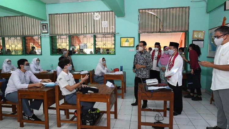 Nadiem Makarim tinjau sekolah tatap muka (PTM) terbatas di Jakarta Timur Nadiem Makarim tinjau sekolah tatap muka (PTM) terbatas di Jakarta Timur