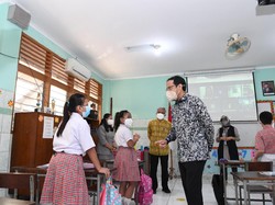 Tinjau Sekolah Tatap Muka di Jaktim, Nadiem: Saya Sangat Gembira