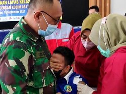 Lucu! Napi Penuh Tato Ini Keder Saat Hadapi Jarum Suntik Vaksinasi