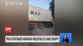 VIDEO: Truk Kontrainer Memaksa Melintas di Gang Sempit