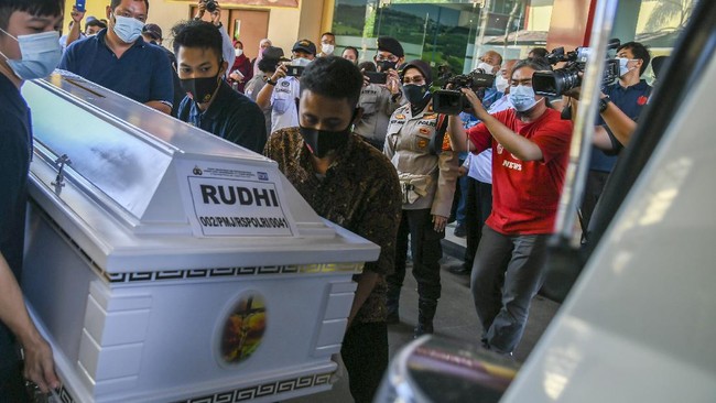 Tim DVI Polri sejauh ini telah mengidentifikasi 10 jenazah korban kebakaran Lapas Kelas I Tangerang, Banten. Total meninggal mencapai 45 orang.
