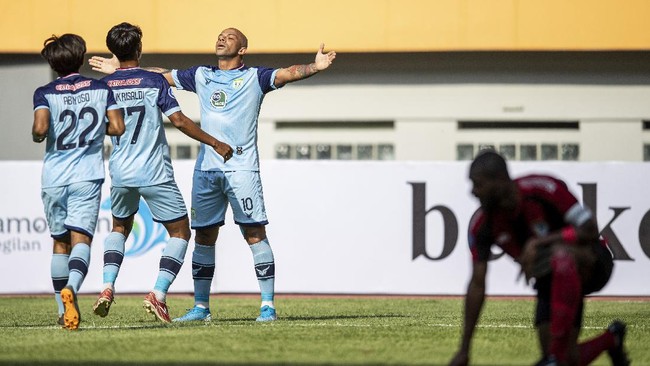 Persela Lamongan yang bermain dengan 10 orang sejak menit ke-39, menang 1-0 atas Persipura Jayapura dalam pekan kedua Liga 1, Jumat (10/9).