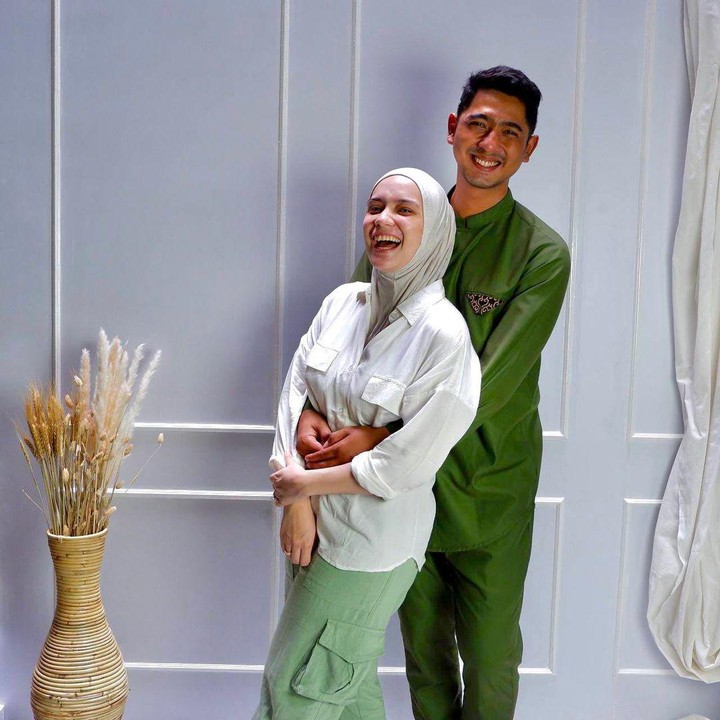 <p>Aktor tampan Arya Saloka menikah dengan Putri Anne pada tahun 2017, Bunda. Meski sudah empat tahun mengarungi bahtera rumah tangga bersama, keduanya terlihat seperti masih pacaran, lho. (Foto: Instagram: @putriannesaloka)</p>