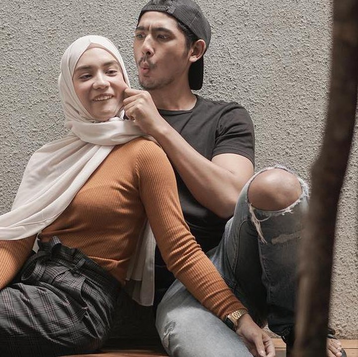 <p>Arya dan Putri Anne bertemu di sebuah kos-kosan, Bunda.  Namun, kala itu Putri Anne masih berpacaran dengan seorang pria. (Foto: Instagram: @arya.saloka)</p>