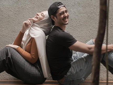 Seperti Sahabat, Intip 7 Potret Kemesraan Arya Saloka & Istri yang Bikin Baper