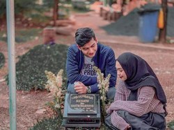 Ria Ricis Nyekar ke Makam Ayah, Kenalkan Teuku Ryan