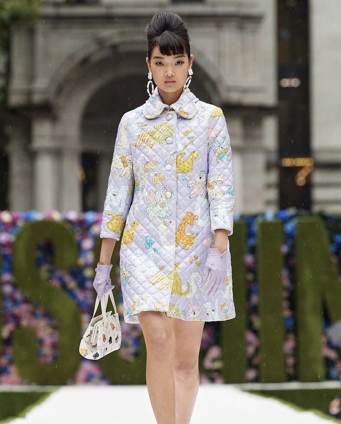 Siluet vintage juga dihadirkan pada potongan coat dress ala tahun 60an. Namun, kali ini semakin playful dengan warna pastel dan gambar kartun. Foto: instagram.com/ellesingapore