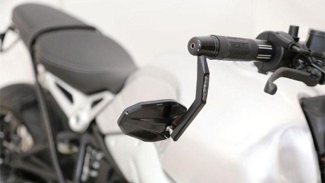 Pahami perilaku mengisi baterai ponsel di motor agar tidak membuat aki tekor.