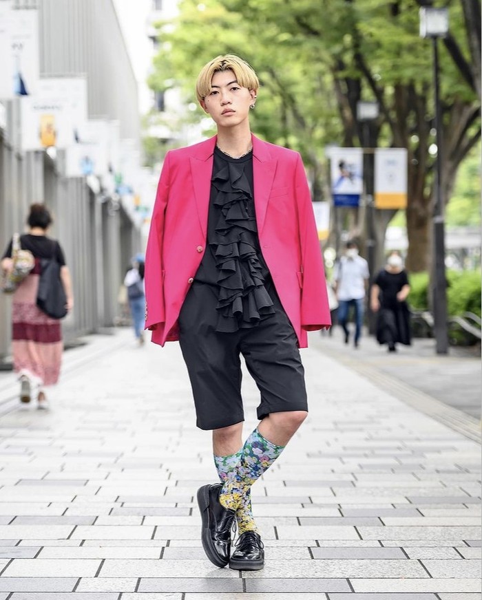 Tampilan kasual dengan celana pendek jadi semakin formal dengan perpaduan blouse beraksen ruffle dan blazer pink yang tersampir. Foto: instagram.com/tokyofashion