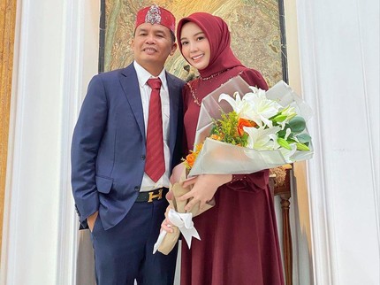 Viral Bun! Ini Kisah Cinta Beda 27 Tahun Putri Pariwisata & Anggota DPR RI