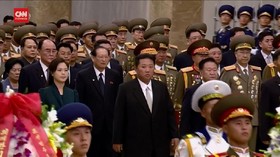 VIDEO: Kim Jong-un Muncul Bersama Istri Peringati HUT Korut