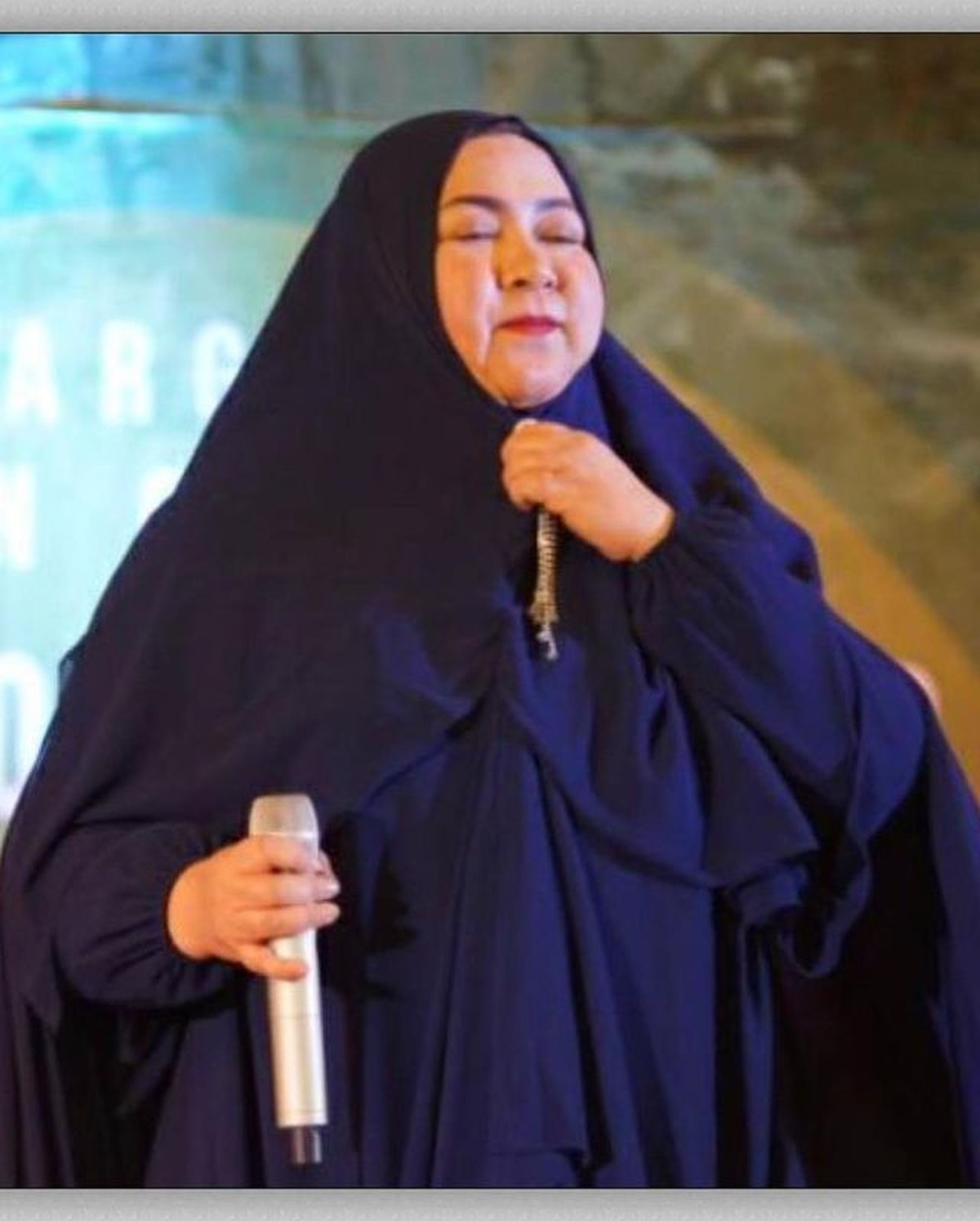 Melly Goeslaw telah berhasil melakukan diet dan menurunkan berat badannya sebanyak 30kg&period; Yuk kita lihat transformasinya&excl;