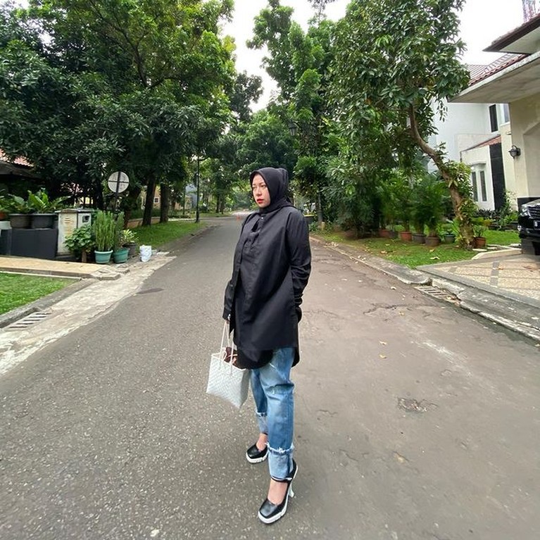 Transformasi Tubuh Melly Goeslaw dari Berat 100kg Hingga Turun 30kg Melly Goeslaw telah berhasil melakukan diet dan menurunkan berat badannya sebanyak 30kg. Yuk kita lihat transformasinya!