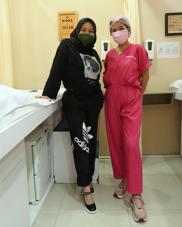 Transformasi Tubuh Melly Goeslaw dari Berat 100kg Hingga Turun 30kg Melly Goeslaw telah berhasil melakukan diet dan menurunkan berat badannya sebanyak 30kg. Yuk kita lihat transformasinya!
