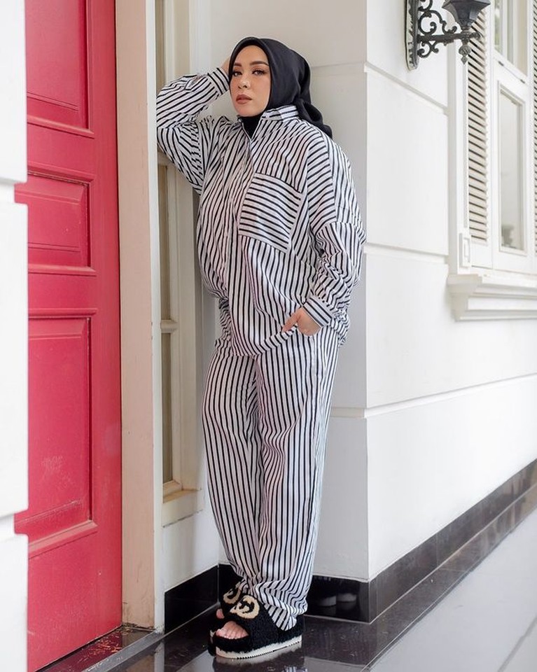 Transformasi Tubuh Melly Goeslaw dari Berat 100kg Hingga Turun 30kg Melly Goeslaw telah berhasil melakukan diet dan menurunkan berat badannya sebanyak 30kg. Yuk kita lihat transformasinya!