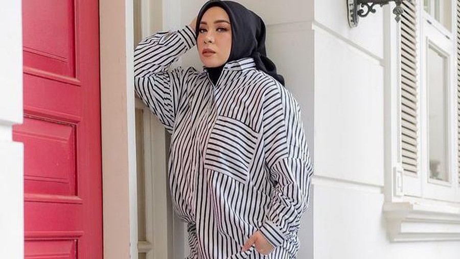 Transformasi Tubuh Melly Goeslaw dari Berat 100kg Hingga Turun 30kg Melly Goeslaw telah berhasil melakukan diet dan menurunkan berat badannya sebanyak 30kg. Yuk kita lihat transformasinya!
