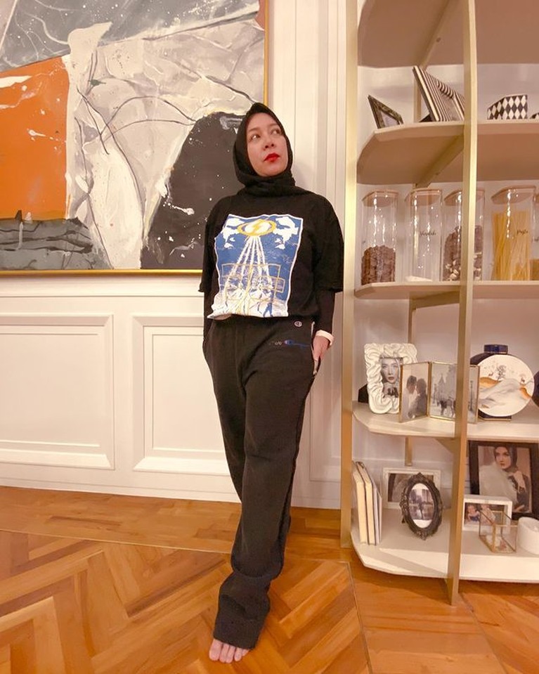 Transformasi Tubuh Melly Goeslaw dari Berat 100kg Hingga Turun 30kg Melly Goeslaw telah berhasil melakukan diet dan menurunkan berat badannya sebanyak 30kg. Yuk kita lihat transformasinya!