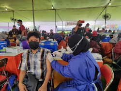 Warga Surabaya Bisa Pantau Jadwal Vaksinasi di Website Lawancovid-19