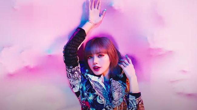 Para penggemar memanjatkan doa dan dukungan kepada Lisa BLACKPINK yang diumumkan positif Covid-19 pada Rabu (24/11).