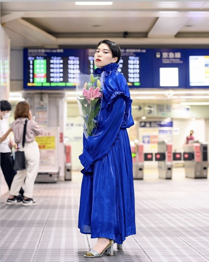 Warna bold lain pada Tokyo Fashion Week tampak pada gaya satu ini. Relatif simple dengan long dress bervolume dengan high collar, kesan klasik yang melankolis terpancar dari tampilan tersebut. Foto: instagram.com/tokyofashion