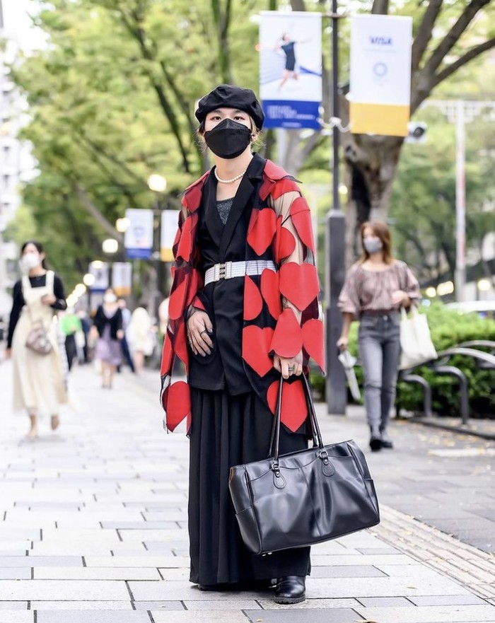 Warna monokrom dengan setuhan outer bermotif merah yang mencolok sangat menarik pandangan mata. Tambahan aksen statement belt putih justru memperkaya keseluruhan penampilan. Foto: instagram.com/tokyofashion