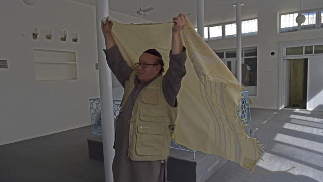 Yahudi terakhir di Afghanistan, Zebulon Simentov, berhasil meninggalkan negara itu dengan membawa 30 orang untuk menyelamatkan diri dari ancaman Taliban.
