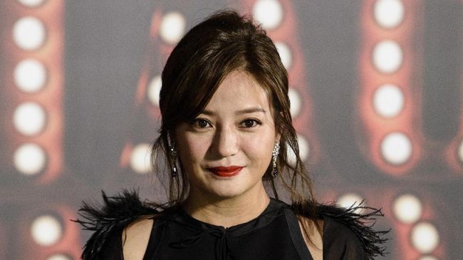 Vicki Zhao 'kembali' ke Weibo setelah hilang dari internet 18 hari. Ia kembali untuk mengucapkan ulang tahun kepada seorang sutradara asal China.