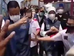 Pesan Anies Usai Viral Kecebur Got: Hati-hati Kalau Jalan