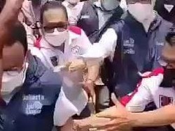 Viral Anies Terperosok ke Parit Saat Sapa Warga di Jakut