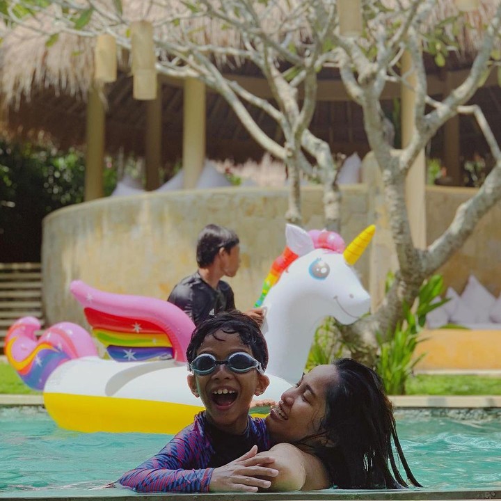 <p>Dalam kondisi pandemi, Chika pun tak menyia-nyiakan momen tersebut untuk quality time bareng Ryuichi. (Foto: Instagram @cqawaode)</p>