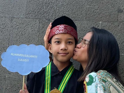 Jarang Tersorot, Intip 7 Potret Chika Waode Bareng Putranya yang Sudah Besar