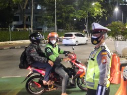 Saat Polisi Tilang Pemotor yang Bandel Langgar Crowd Free Night