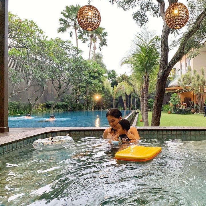 <p>Terdapat dua kolam renang yang sangat aestetik di rumah Devina. Saat berenang dengan anaknya, ia nampaknya memilih kolam yang lebih kecil nih, Bunda. (Foto: Instagram @devinahermawan)</p>