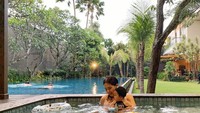 <p>Terdapat dua kolam renang yang sangat aestetik di rumah Devina. Saat berenang dengan anaknya, ia nampaknya memilih kolam yang lebih kecil nih, Bunda. (Foto: Instagram @devinahermawan)</p>