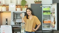 <p>Sebagai seorang Chef, wajar kalau dapur di rumah Devina sangat mencuri perhatian ya, Bunda. Memiliki dapur yang bagus dengan kitchen set super lengkap menjadi dambaan bukan? <em>He-he-he.</em> (Foto: Instagram @devinahermawan)</p>