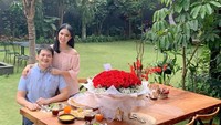 <p>Chef yang belakangan semakin mencuri perhatian saat makin aktif di YouTube ini, memilih backard rumah sebagai tempat untuk makan siang romantis bersama sang suami saat momen Valentine. (Foto: Instagram @devinahermawan)</p>