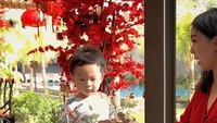 <p>Bunda kelahiran 1993 silam itu, sesekali mengajak anak-anaknya untuk membuat content video masak. Kali ini, Devina nampak akan memasak lobster jumbo. Ia memanfaatkan halaman belakang rumah untuk tempat acara. (Foto: Instagram @devinahermawan)</p>