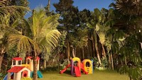 <p>Halaman belakang juga menjadi arena bermanin yang nyamana untuk kedua anaknya. Wah, enggak kalah dengan <em>playground</em> ya. (Foto: Instagram @devinahermawan)</p>