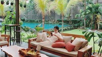 <p>Sofa empuk dengan pemandangan serba hijau membuat teras di rumah Devina terlihat semakin cozy dan nyaman ya, Bunda. Membuat huniannya enggak kalah dengan hotel mewah. (Foto: Instagram @devinahermawan)</p>