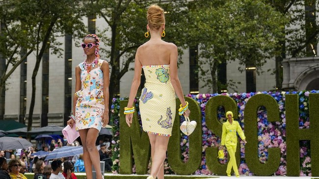 FOTO: Warna-warni Moschino di New York Fashion Week