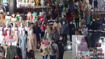 img-title Penampakan Pasar Tanah Abang Sebelum dan Sesudah Sepi