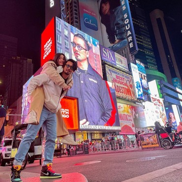 Denny Sumargo Elus-elus Perut Olivia Allan, Kode Istri Sedang Hamil?