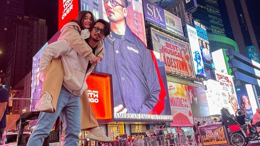 Joget Bareng Istri di Times Square, Denny Sumargo Jadi Perhatian Bule
