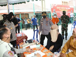 Tinjau Vaksinasi di Jatim, Kapolri Optimistis Target 2 Juta Per Hari Tercapai