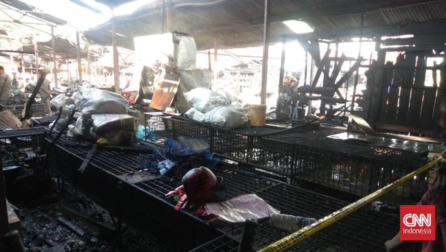 Api membakar puluhan kios di Pasar Baso, Agam, Sumatera Barat, Selasa (14/9) dini hari.