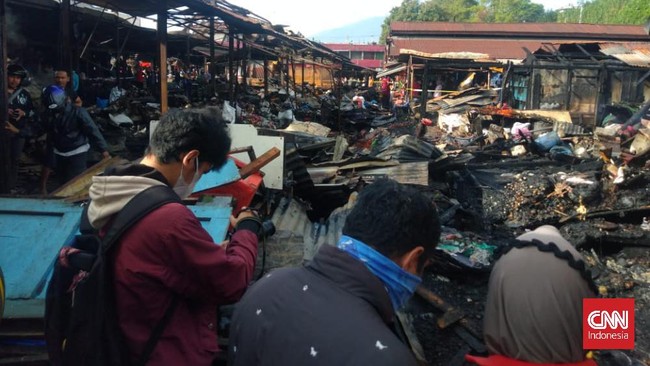 Saksi mata di lokasi menurut polisi pertama kali melihat api dari sebuah toko gula aren sebelum menghanguskan 300 lapak di pasar tradisional itu.