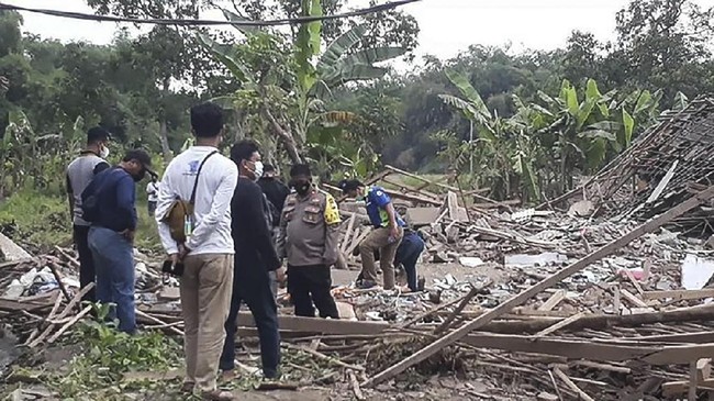 Tim Gegana Polda Jatim mencari sisa-sisa bahan peledak yang dikhawatirkan bisa memicu ledakan lain jika tak diamankan. 